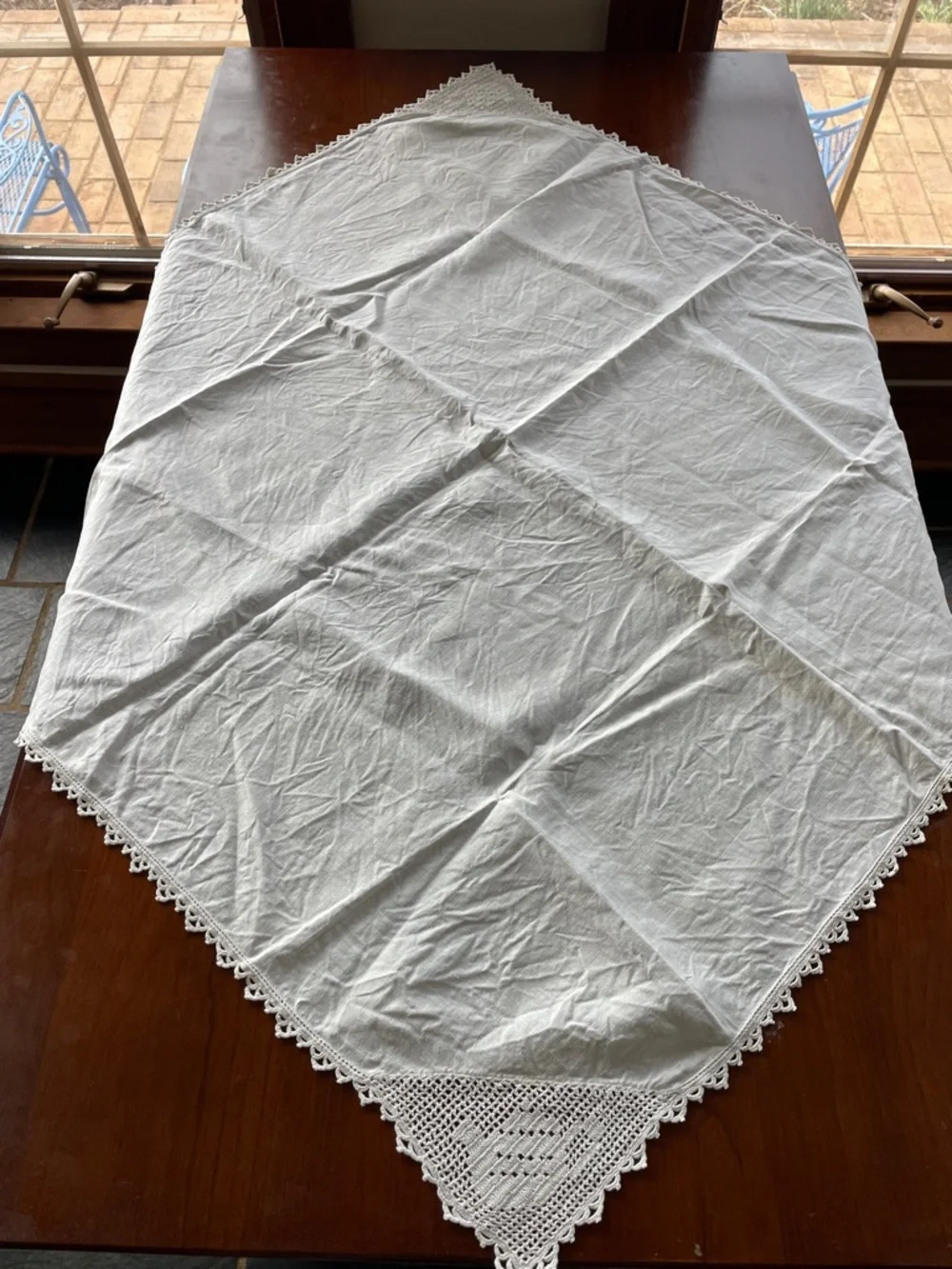 VINTAGE White Tea Pot Crocheted Edge Square Tablecloth @ 31”x 31”